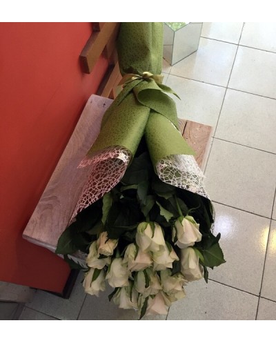 15 White Roses