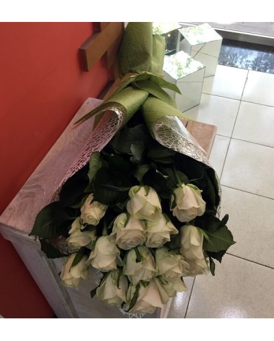 15 White Roses