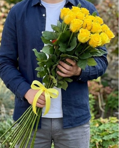 15 Yellow Roses